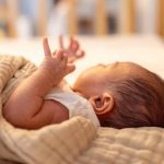 嬰兒睡覺一直扭動