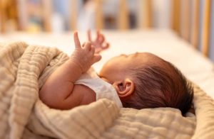 嬰兒睡覺一直扭動